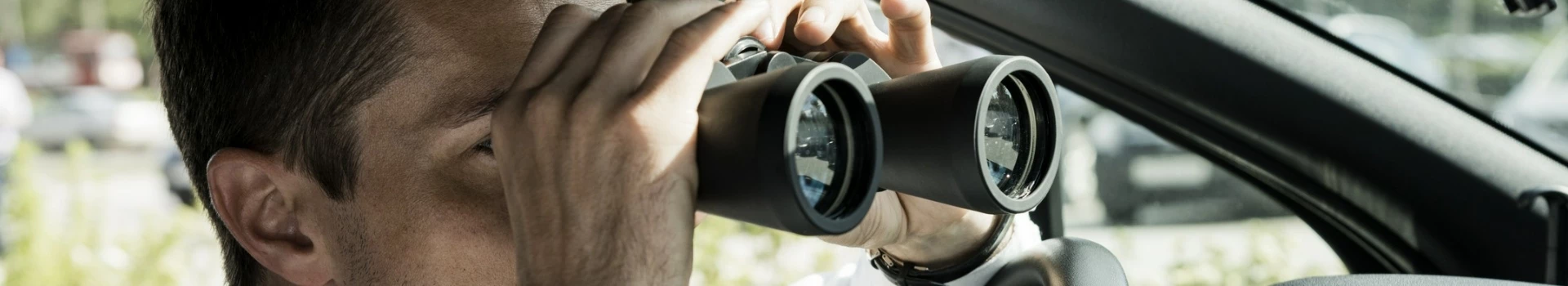 osoba patrząca przez lornetkę