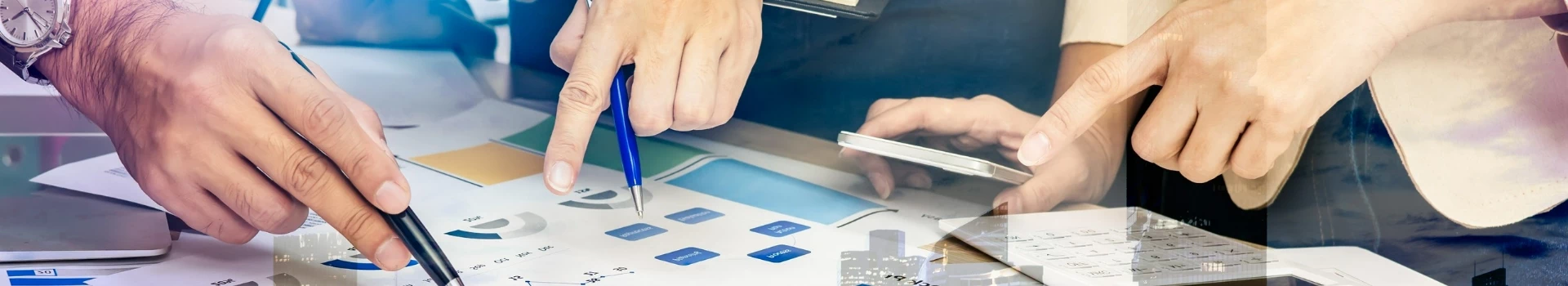 długopisy w dłoniach