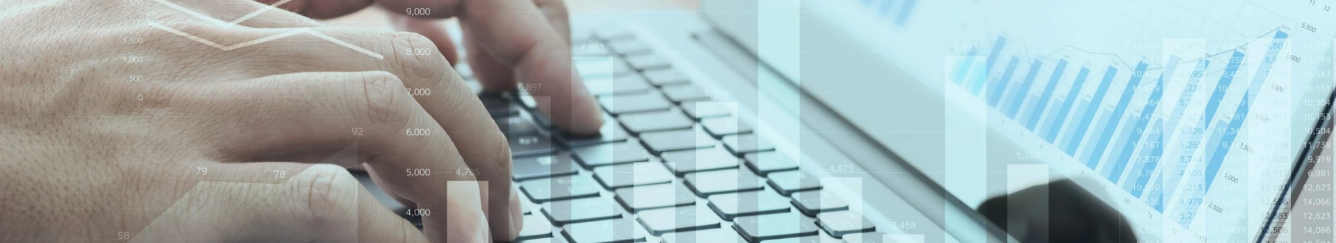 palce na klawiaturze laptopa