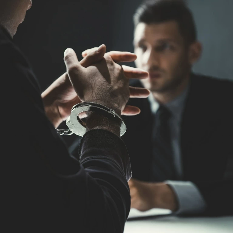 osoba w&nbsp;kajdankach