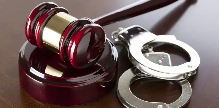 kajdanki i&nbsp;młotek sędziego