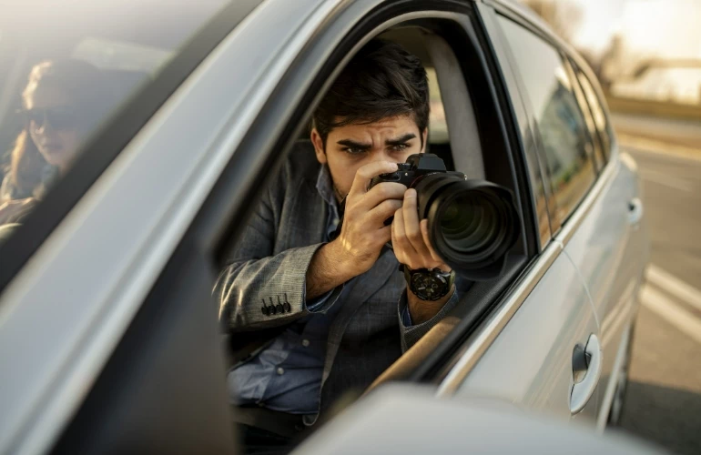 osoba w&nbsp;aucie z&nbsp;aparatem