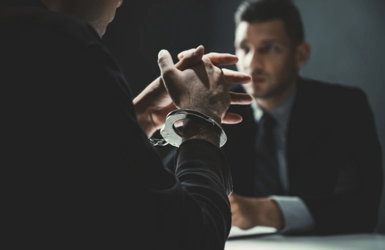 osoba z&nbsp;kajdankami na&nbsp;nadgarstkach