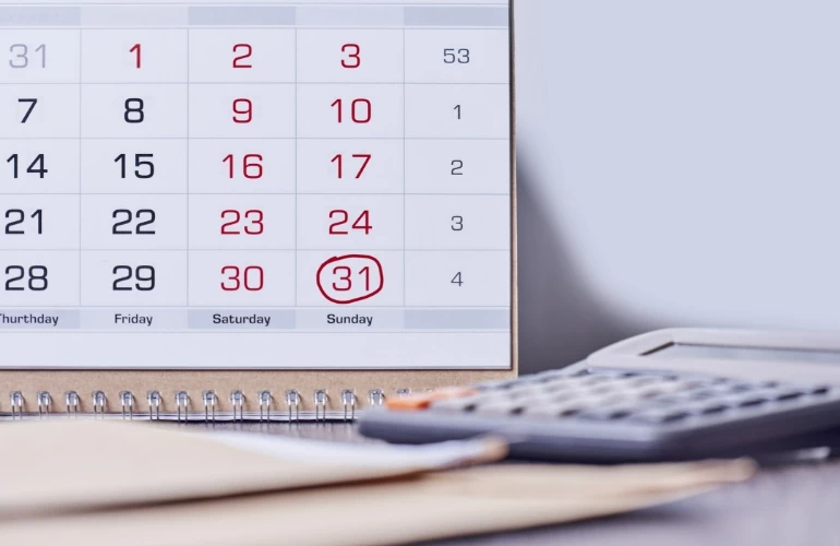 terminarz stojący na&nbsp;biurku