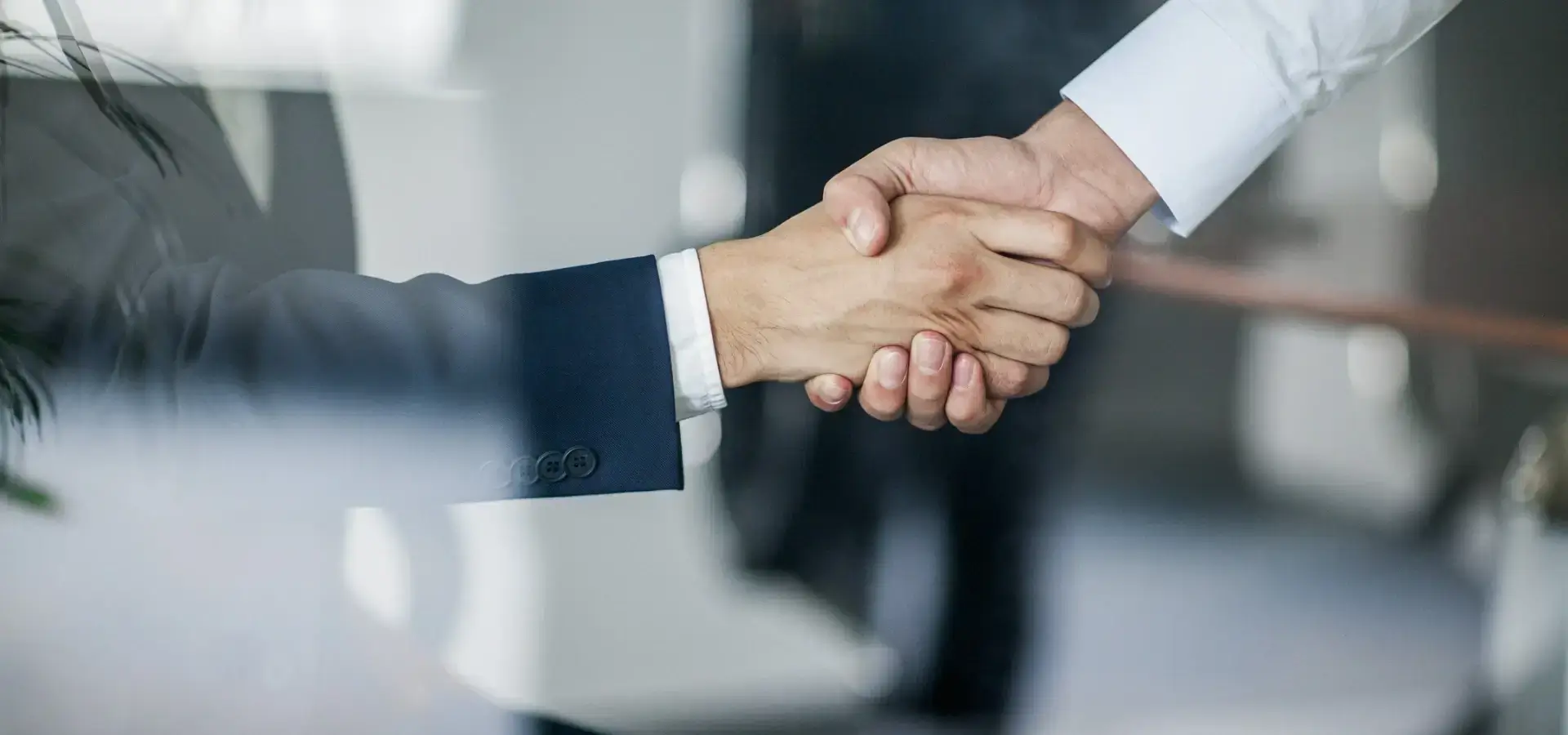 uścisk dłoni osób w eleganckich strojach